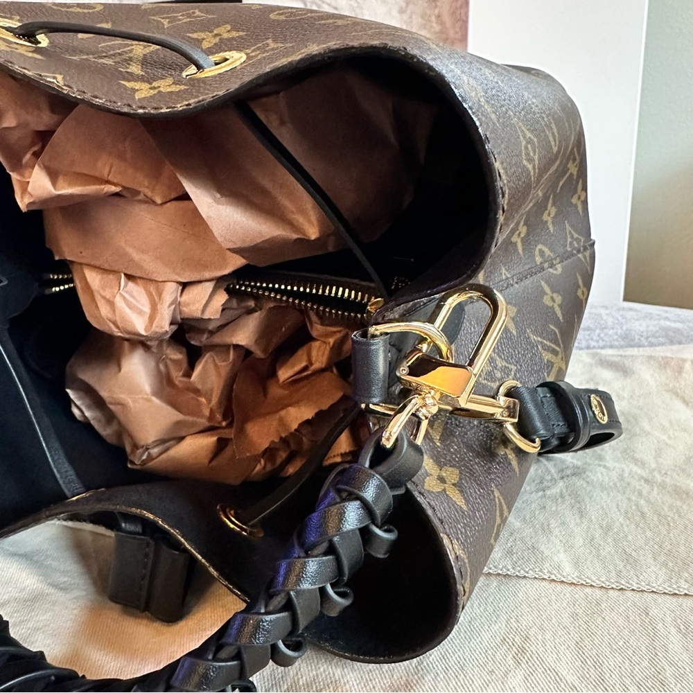 Louis Vuitton NeoNoe MM Monogram in Black - Picture 5 of 10